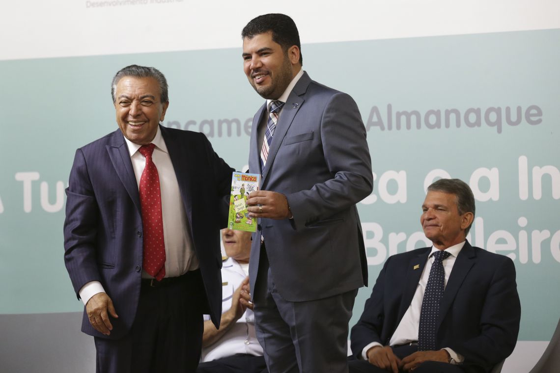 Antonio Cruz/Agência Brasil O Ministro da Defesa, Joaquim Silva e Luna e o escritor Mauricio de Souza, durante o lançamento do almanaque A Turma da Mônica e a Indústria de Defesa.
