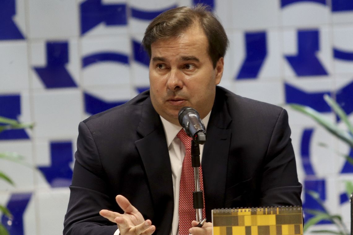 O presidente da Câmara dos Deputados, Rodrigo Maia, coordena reunião de lÃderes partidários. Um dos objetivos da reunião é definir a pauta de votações.