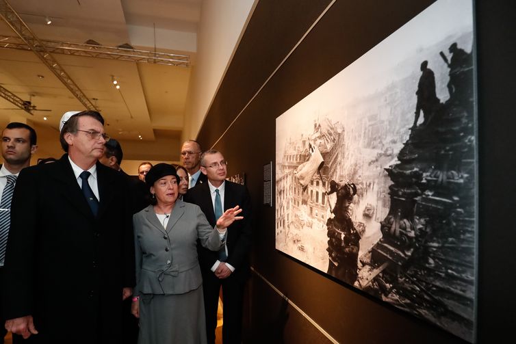Alan Santos/PR Presidente da República, Jair Bolsonaro, durante visita à Exposição "Flashes of Memory - Fotografia durante o Holocausto", localizada no Yad Vashem, Centro Mundial de Memória do Holocausto, em Jerusalém, Israel.