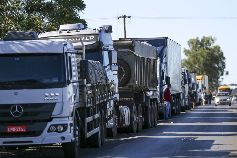 Resultado de imagem para Conab lança chamada pública para contratar caminhoneiros autônomos