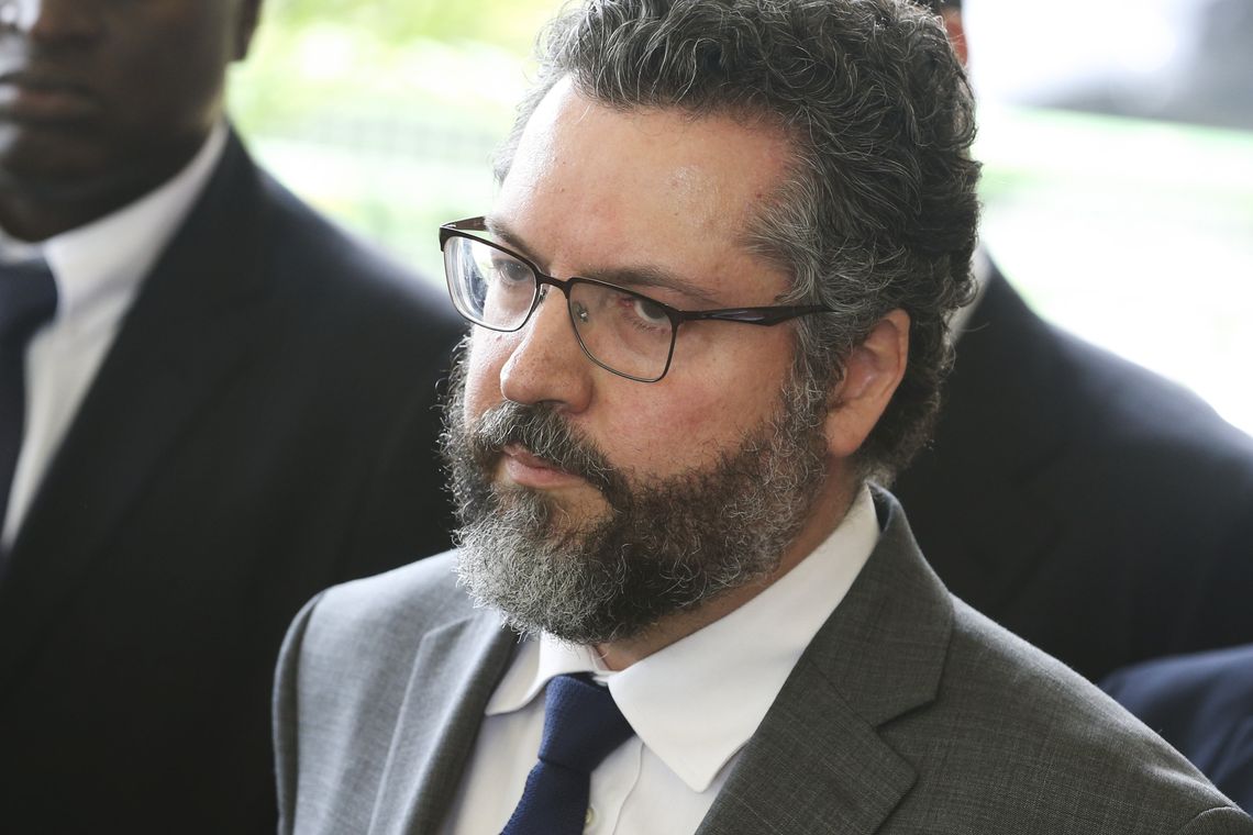 Valter Campanato/Agência Brasil O futuro ministro das Relações Exteriores, embaixador Ernesto Fraga Araújo, concede entrevista à imprensa no CCBB.