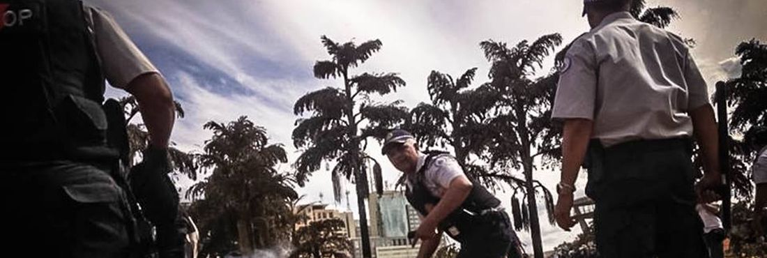 Em Brasília-DF, a Polícia Militar dispara bombas de gás lacrimogêneo nas ruas Em Brasília-DF, a Polícia Militar dispara bombas de gás lacrimogêneo nas ruas para dispersar os manifestantes