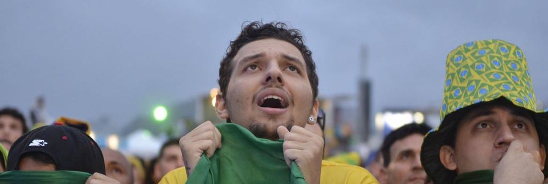 Vexame histórico: Brasil toma cinco gols e torcedores se desesperam Vexame histórico: Brasil toma cinco gols e torcedores se desesperam