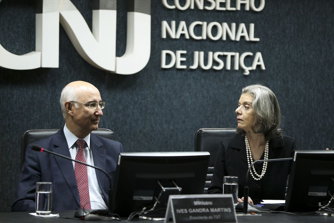 Marcelo Camargo/Agência Brasil Brasília - O presidente do TST, Yves Gandra, e a presidente do CNJ e do STF, Cármen Lúcia, durante a posse dos novos conselheiros Aloysio Corrêa da Veiga e André Luis Guimarães Godinho (Marcelo Camargo/Agência Brasil)