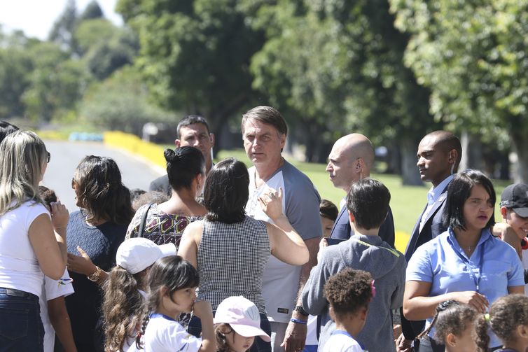 O presidente Jair Bolsonaro vem até a entrada do Palácio da Alvorada, e conversa com crianças e posa para fotos.