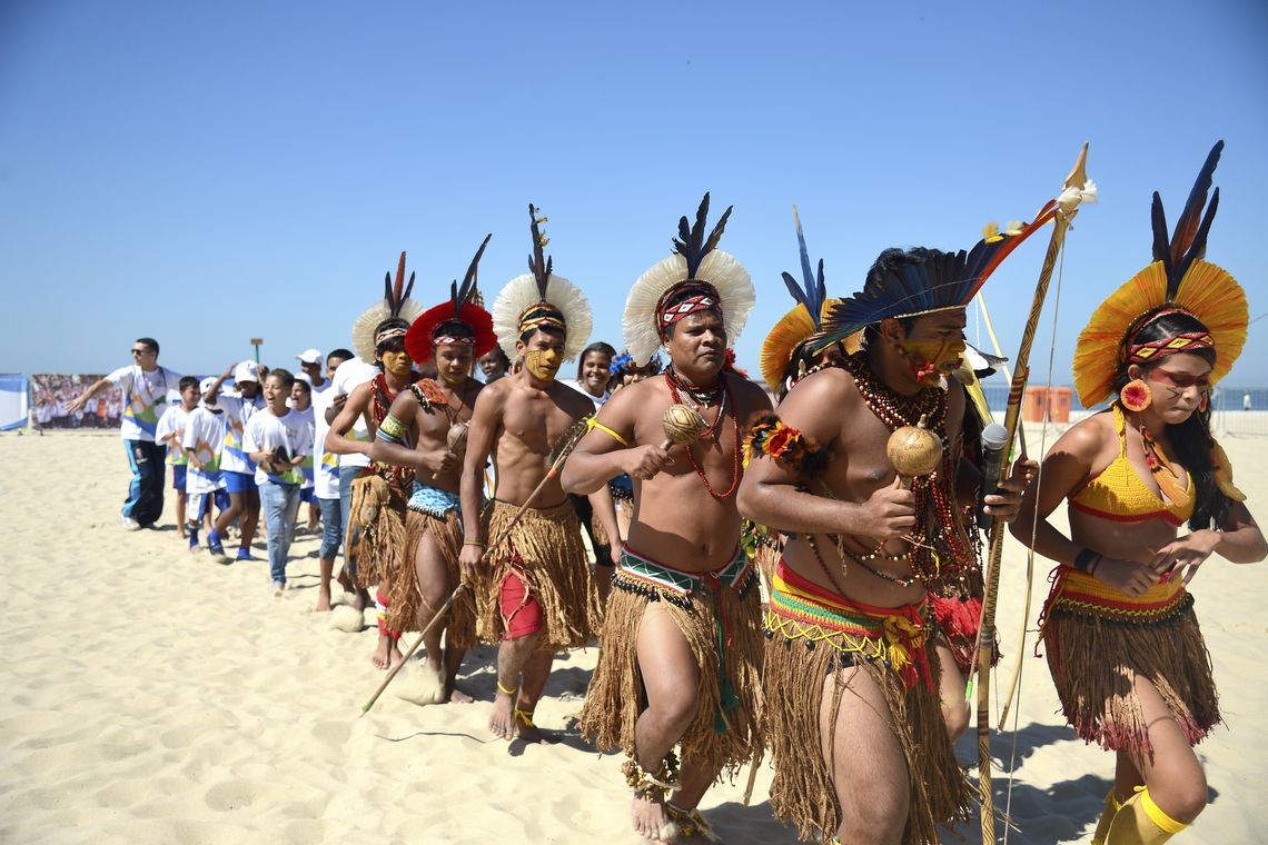 Tânia Rêgo/Agência Brasil Rio de Janeiro - Apresentação sociocultural de esporte indígena na Arena Esporte e Lazer do Ministério do Esporte, na praia de Copacabana. Na foto, apresentações de corrida com maraká, arremesso de lança, arco e flecha, do Povo Pataxó, da