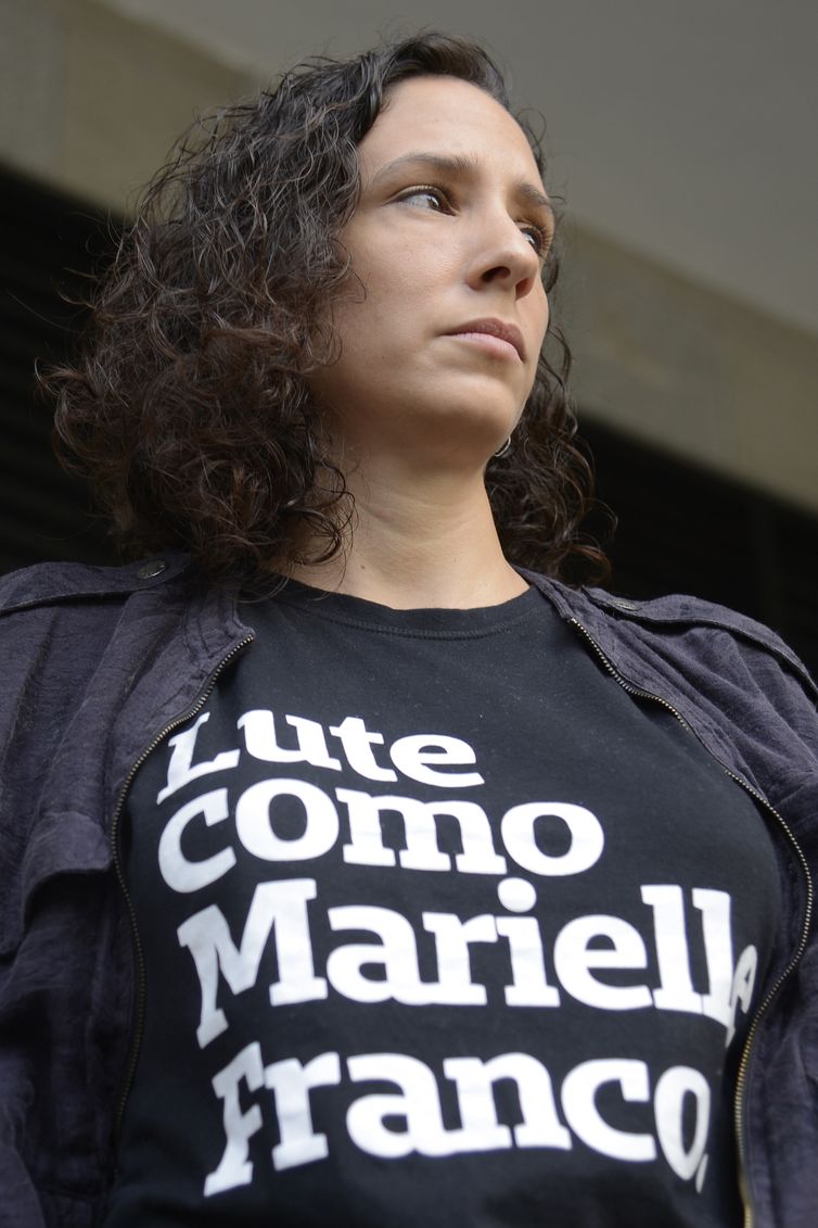 Anistia Internacional faz ato em frente ao Ministrio Pblico Estadual pressionando pela resoluo do assassinato da vereadora Marielle Franco e de seu motorista, Anderson Gomes. Na foto, Mnica Bencio, viva de Marielle Franco.