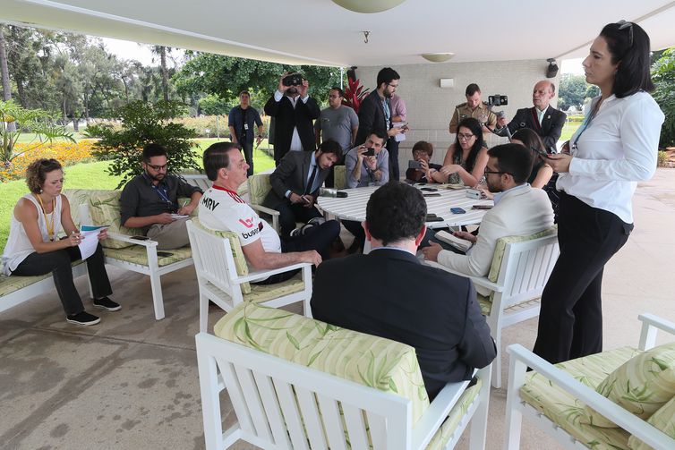 O presidente da República Jair Bolsonaro conversa com a imprensa no Palácio da Alvorada