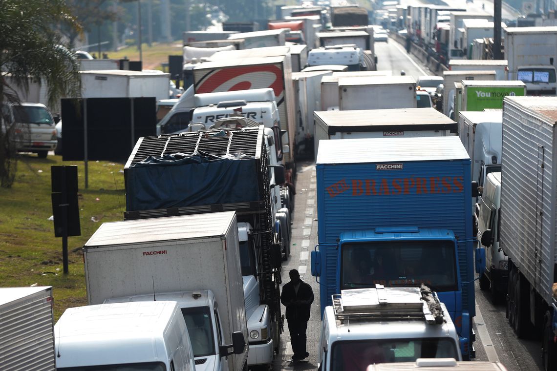 Caminhoneiros protestam contra o aumento do diesel na Rodovia RÃ©gis Bittencourt, em SÃ£o PauloREUTERS/