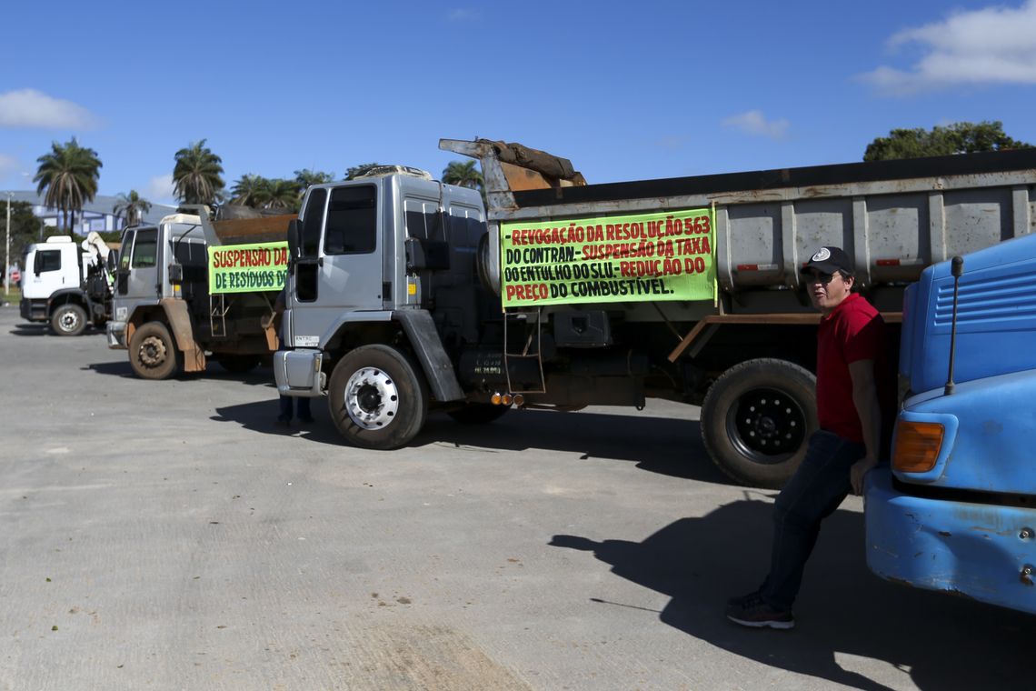 Marcelo Camargo/Agência Brasil Caminhoneiros realizam protesto contra a alta no preço do combustível e uma resolução do Contran que obriga a colocar dispositivos de segurança nas caçambas.