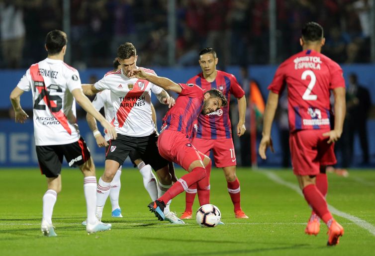 Soccer Football - Copa Libertadores - Quarter Final - Second Leg - Cerro Porteno v River Plate - General Pablo Rojas Stadium, Asuncion, Paraguay - August 29, 2019   River Plate's Bruno Zaculini in action with Cerro Porteno's Joaquin Larrivey  