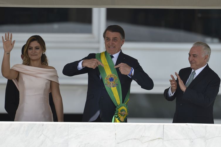 Marcelo Camargo/Agência Brasil Presidente Jair Bolsonaro saúda o povo depois de receber a faixa presidencial.