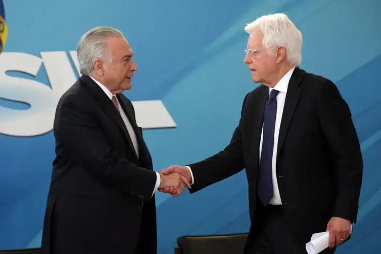 Presidente Temer cumprimenta o ministro de Minas e Energia, Moreira Franco, na solenidade de assinatura do novo Código de Mineração