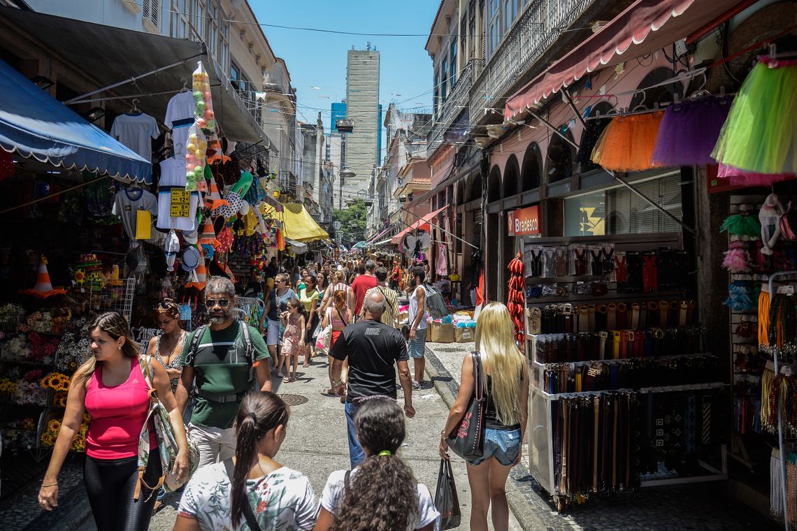  Consumidores nas lojas da Sociedade dos Amigos da Rua da Carioca e Adjacências (Saara), no centro do Rio de Janeiro, fazem compras antecipadas de carnaval
