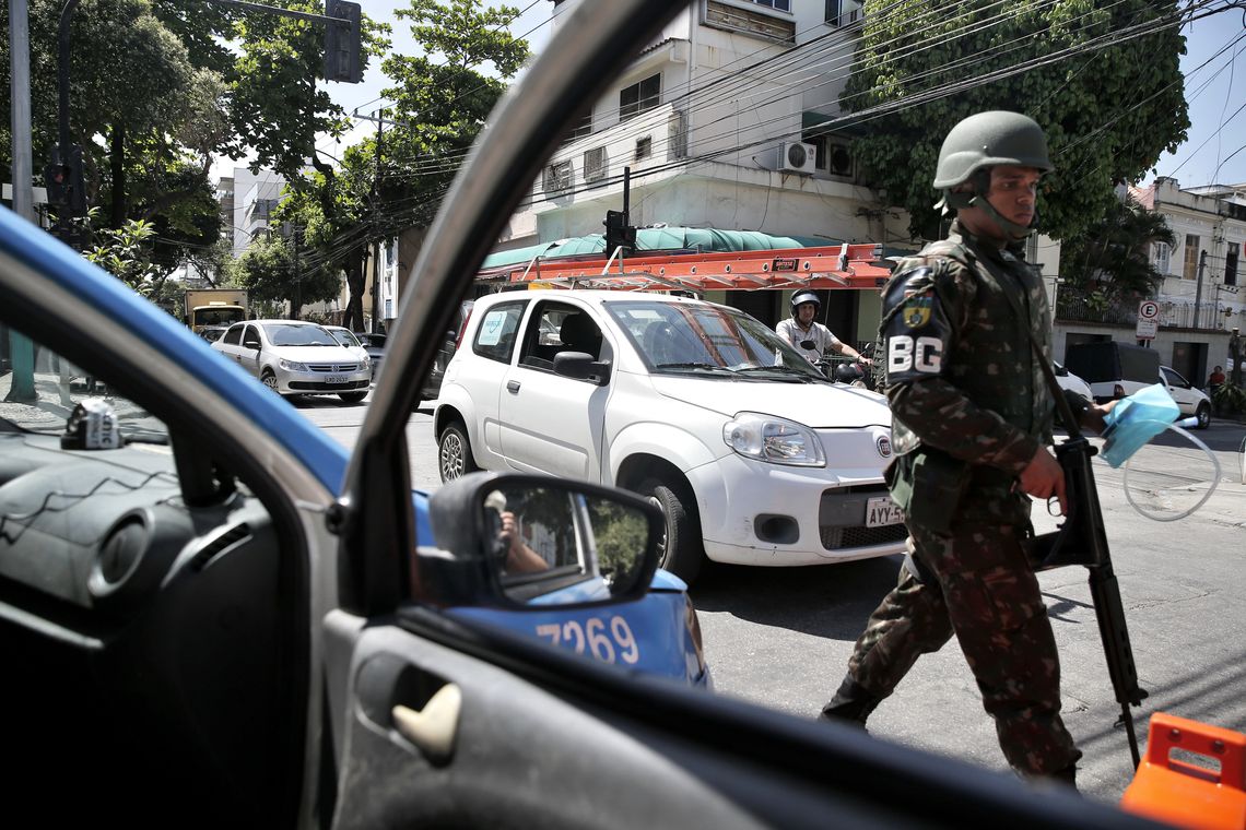 Tânia Rêgo Rio de Janeiro - Operação feita pelas polícias Civil e Militar, com o apoio das Forças Armadas, da Força Nacional de Segurança e da Polícia Federal, no Morro dos Macacos, em Vila Isabel, zona norte do Rio. (Foto: Tânia Rêgo/Agência Brasil)