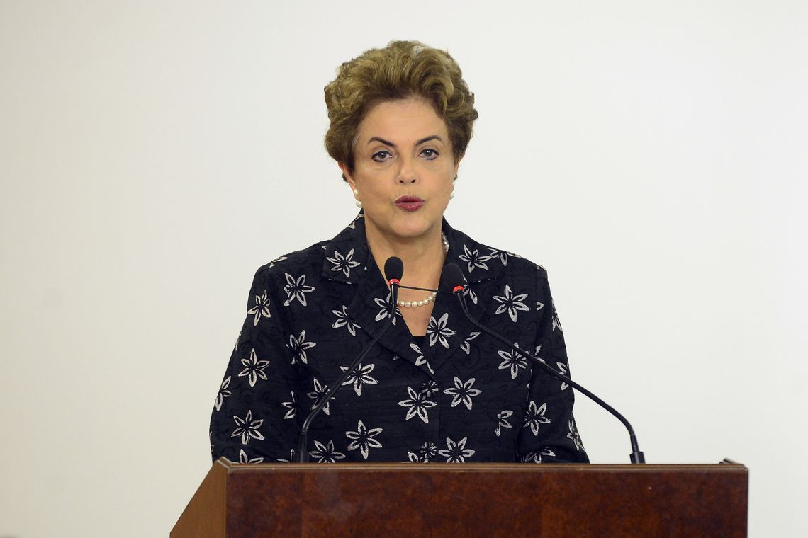 José Cruz/Agência Brasil Brasília - A presidenta Dilma Rousseff participa da solenidade de assinatura de contratos de patrocínio de futebol (José Cruz/Agência Brasil)