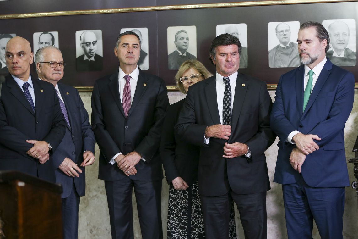 Fabio Rodrigues Pozzebom/Agência Brasil Ministros do STF participam de sessão solene no Supremo Tribunal Federal (STF) em comemoração aos 30 anos da Constituição brasileira.