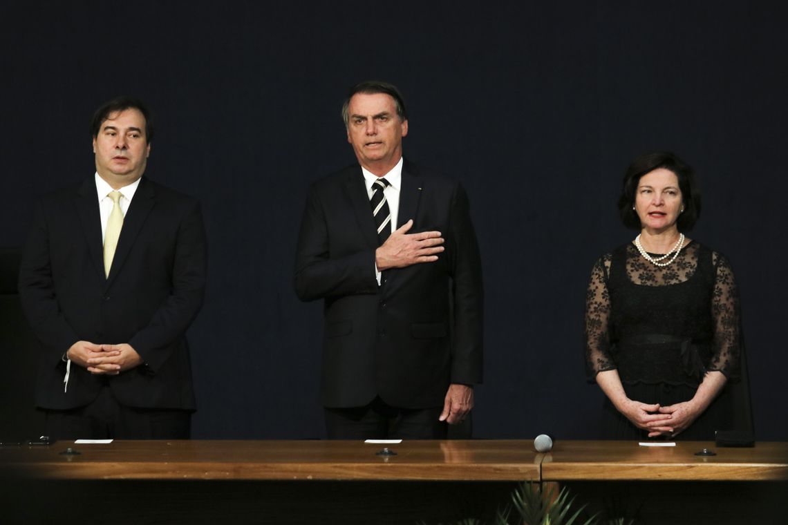 Wilson Dias/Agência Brasil Os presidentes da Câmara, Rodrigo Maia, da república, Jair Bolsonaro, e a procuradora Geral da República, Raquel Dodge, participam da cerimônia de posse dos novos procuradores da República, aprovados no último concurso público para