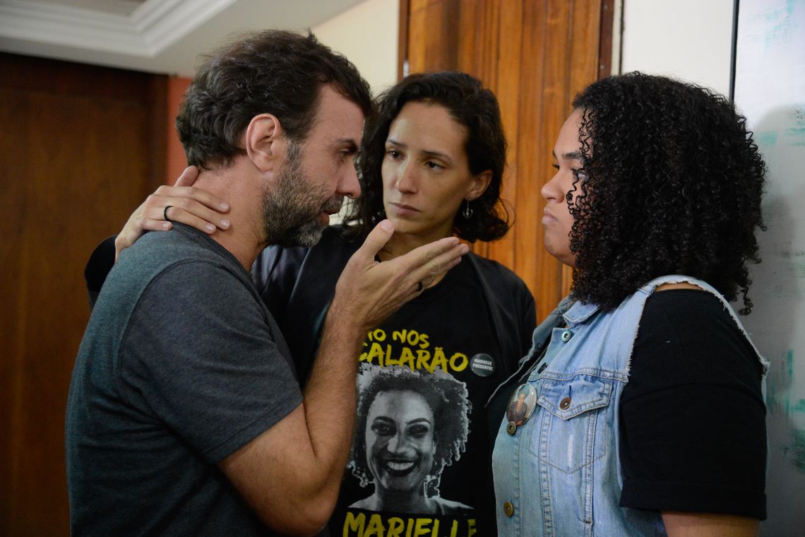 Tânia Rêgo/Agência Brasil Rio de Janeiro - O deputado estadual Marcelo Freixo, a viúva Mônica Benício e a filha da vereadora Marielle Franco, Luyara Santos, durante reunião com o chefe de Polícia Civil, delegado Rivaldo Barbosa, sobre o andamento das investigações