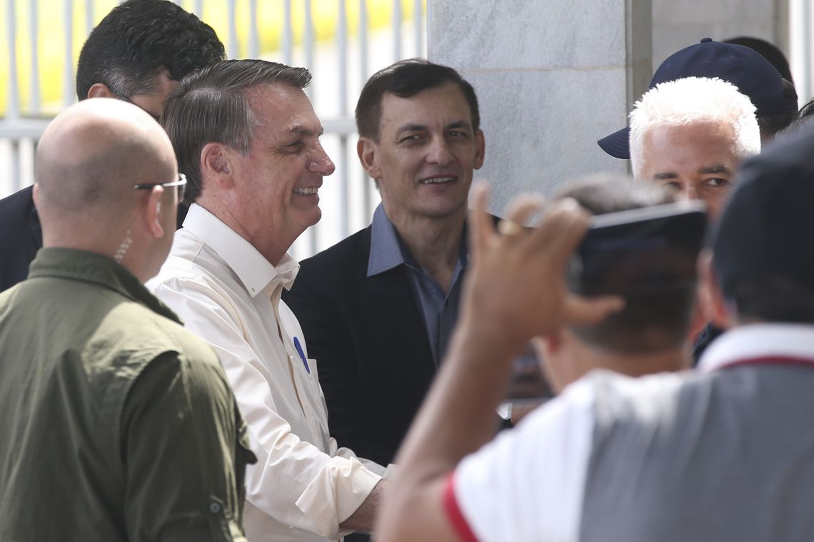 O Presidente Jair Bolsonaro cumprimenta populares ao sair do Palácio da Alvorada