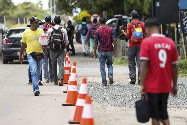 Imigrantes venezuelanos cruzam a fronteira com o Brasil.