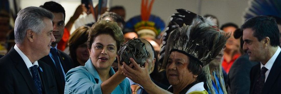 A presidenta Dilma Rousseff e o líder indígena Marcos Terena participam do lançamento nacional da primeira edição dos Jogos Mund
