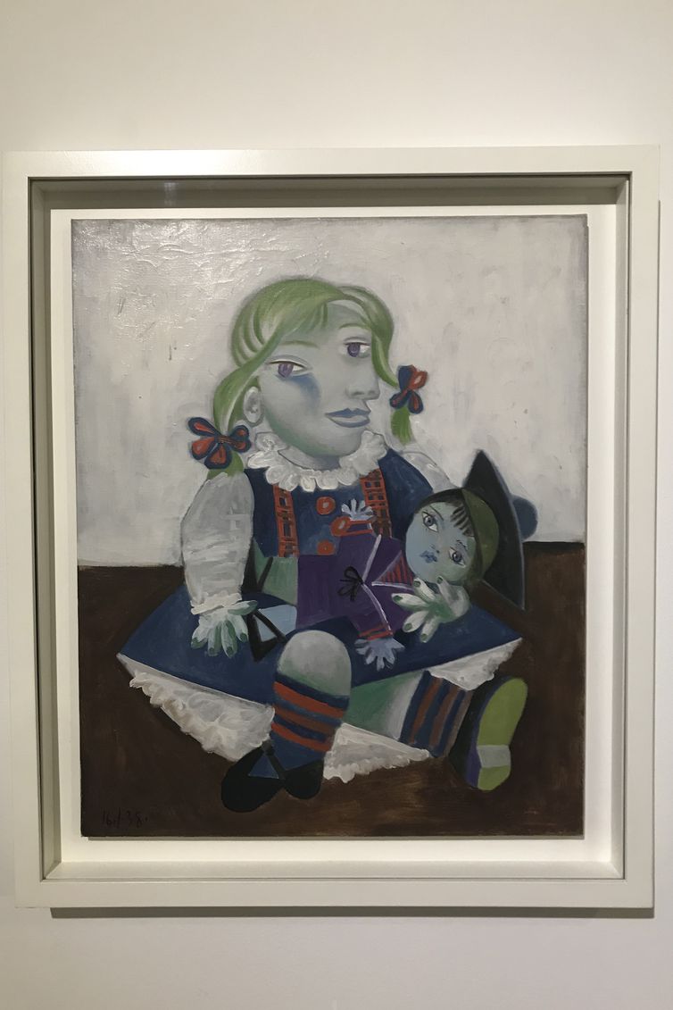 Exposição de Pablo Picasso em Montevidéu, no Uruguai. Maya com a boneca.