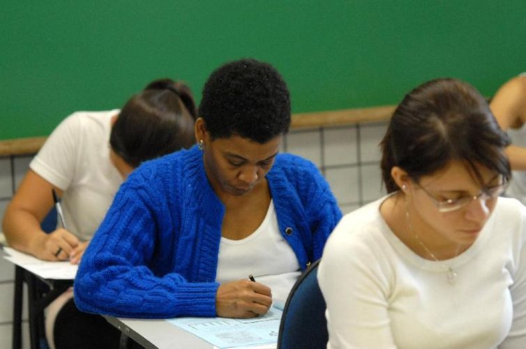 ensino medio 0 - Selecionados do Fies com inscrição postergada devem completar dados