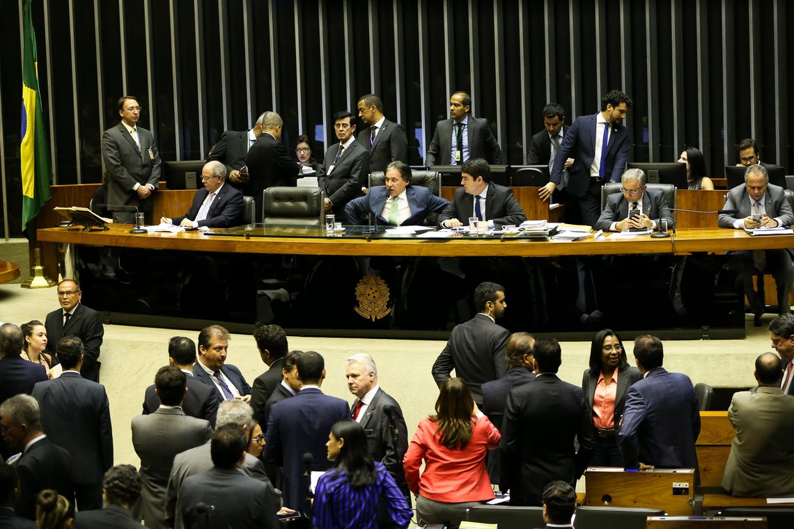 Marcelo Camargo/Agência Brasil Eunício Oliveira preside sessão do Congresso Nacional para analisar veto a programa de microcrédito e projetos de crédito suplementar para o Orçamento de 2018.