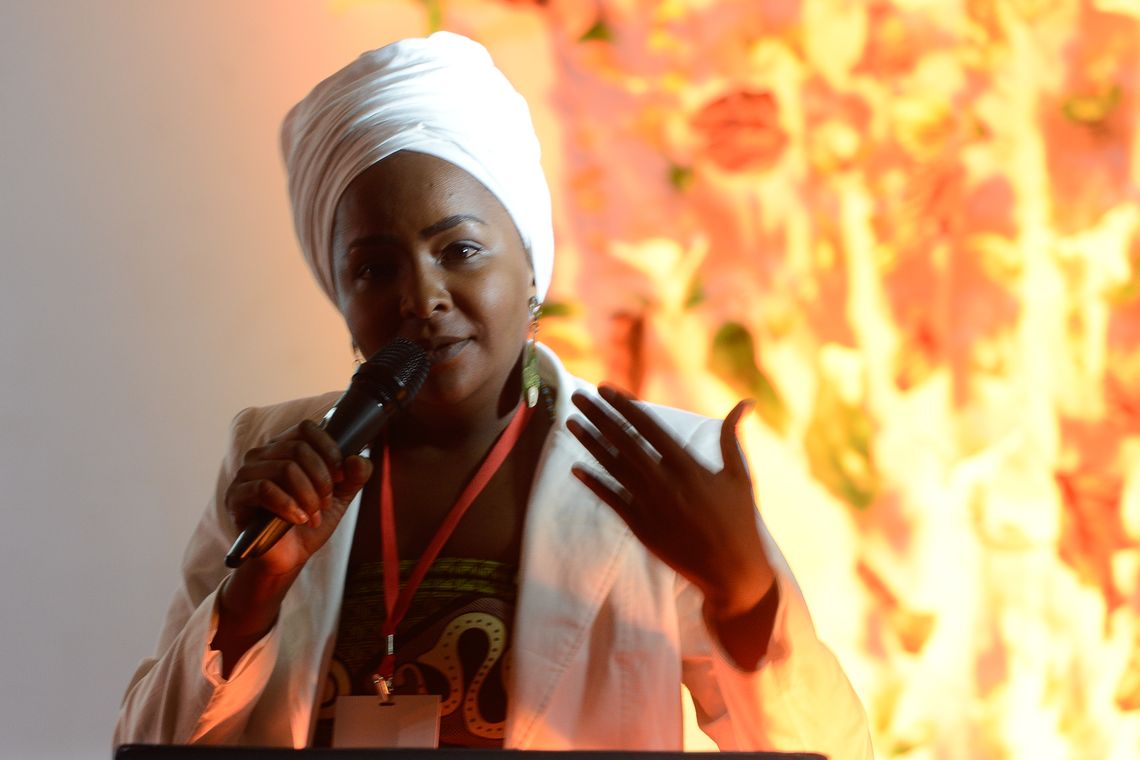 Valter Campanto/Agência Brasil Débora Marçal, da Cia de Arte Negra de São Paulo, durante palestra Territórios Negros, fontes de sabedoria ancestral, no Festival Latinidades 2014 (Valter Campanato/Agência Brasil)