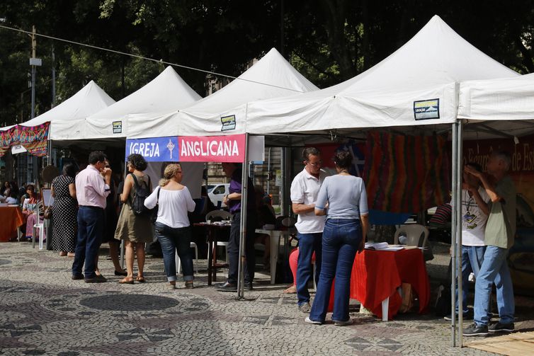 Rio de Janeiro - Feira inter-religiosa, em comemoração ao  Dia Nacional de Combate à Intolerância Religiosa, na Cinelândia, região central da cidade. (Foto: Tânia Rêgo/Agência Brasil)