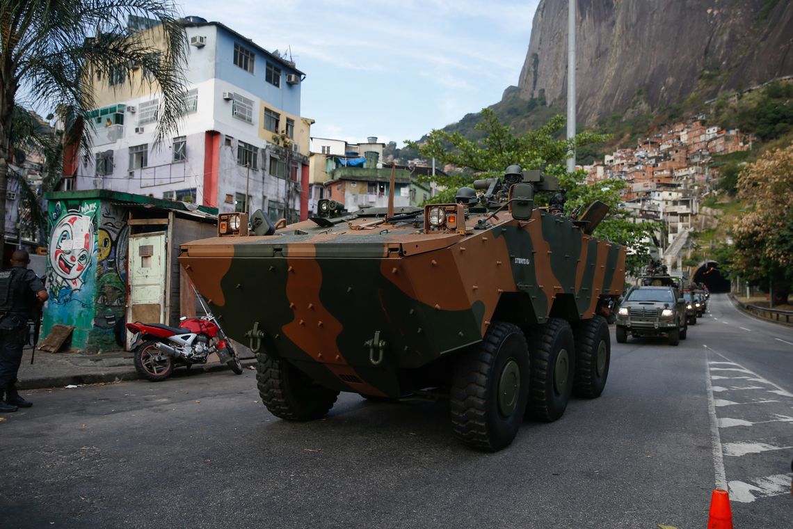 Fernando Frazão/Agência Brasil Rio de Janeiro - Militares fazem operação na favela da Rocinha após guerra entre quadrilhas rivais de traficantes pelo controle da área (Fernando Frazão/Agência Brasil)
