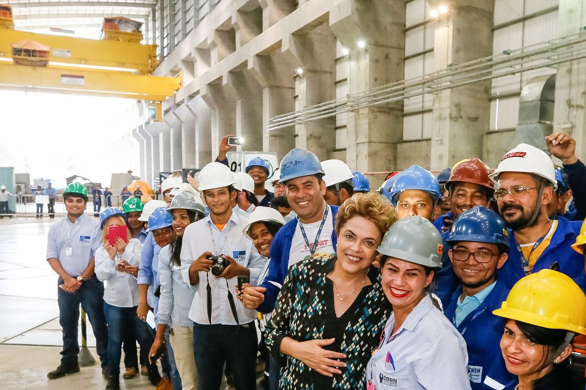 Roberto Stuckert Filho/PR Vitória do Xingu (PA) - Presidenta Dilma Rousseff e funcionários durante cerimônia que marca início da operação comercial da Usina Hidrelétrica de Belo Monte (Roberto Stuckert Filho/PR)