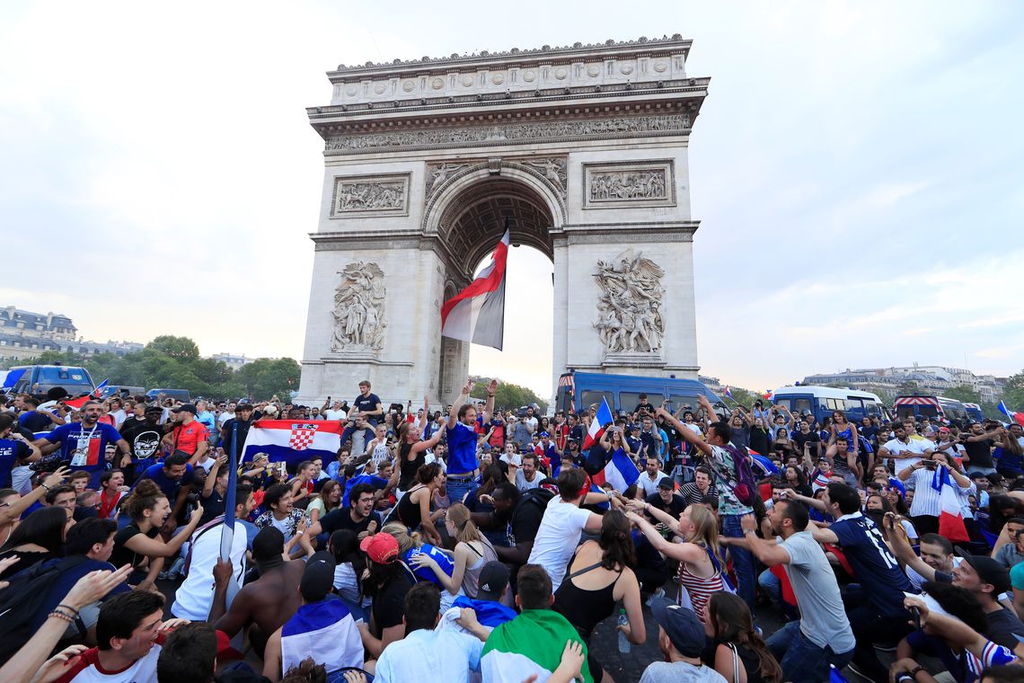 Torcedores franceses lotaram as ruas de Paris para acompanhar a vitória dos &#039;bleus&#039; na Copa do Mundo
