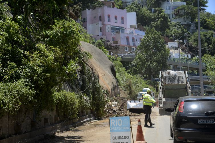Avenida Niemeyer, em São Conrado, foi parcialmente liberada hoje (9). O tráfego na via é feito de maneira reduzida. Equipes da prefeitura trabalham na contenção das encostas, remoção da lama e retirada de árvores com ameaça de queda.