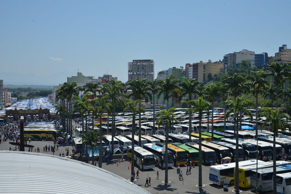 Rovena Rosa/Agência Brasil Aparecida (SP) - Devotos de Nossa Senhora Aparecida comparecem ao Santuário Nacional no dia da Padroeira do Brasil. O estacionamento da basílica, com capacidade para 3 mil carros e 2 mil ônibus, lotou (Rovena Rosa/Agência Brasil)