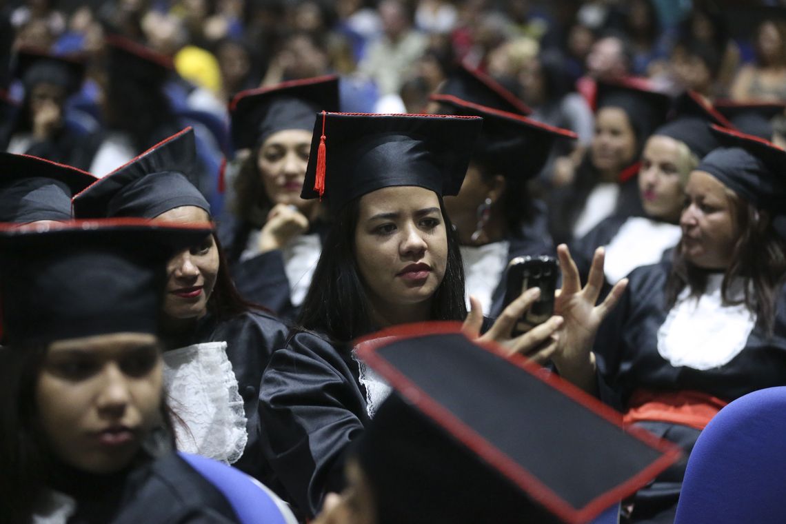 Valter Campanato/Agência Brasil Brasília - Cerimônia de formatura do Programa Pronatec Mil Mulheres. Mais de 150 mulheres em situação de vulnerabilidade concluíram cursos profissionalizantes (Valter Campanato/Agência Brasil)