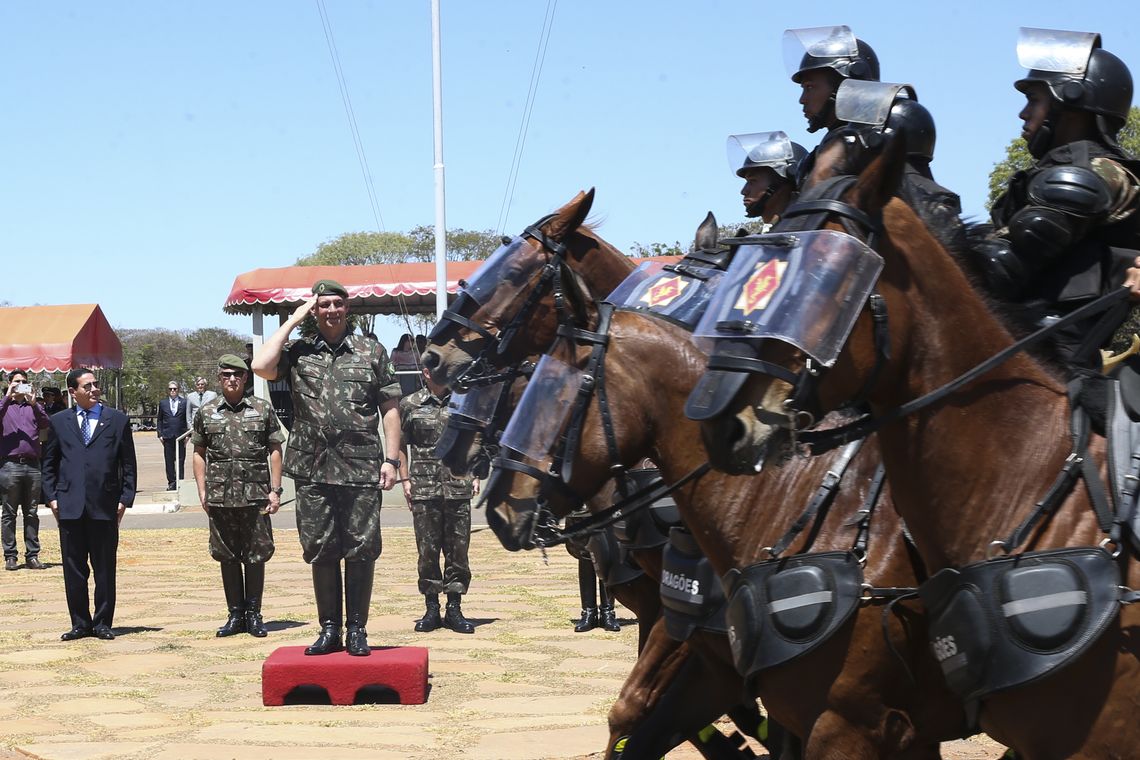 Antonio Cruz/Agência Brasil O presidente em exercício, Hamilton Mourão,participa da cerimônia de despedida do serviço ativo do Exército, do porta-voz da Presidência da República, Otávio Rêgo Barros no batalhão do 1º Regimento de Cavalaria de Guardas