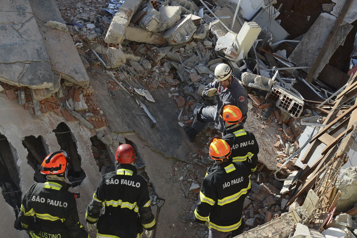Rovena Rosa/Agência Brasil São Paulo - Bombeiros buscam mulher soterrada em desabamento de Igreja da Assembleia de Deus em Diadema, no ABC Paulista (Rovena Rosa/Agência Brasil)