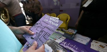 BrasÃlia - Governo do Distrito Federal (GDF) realiza ação na rodoviária do Plano Piloto para informar a comunidade sobre a Rede de Proteção à Mulher e a Lei Maria da Penha. (Marcelo Camargo/Agência Brasil)