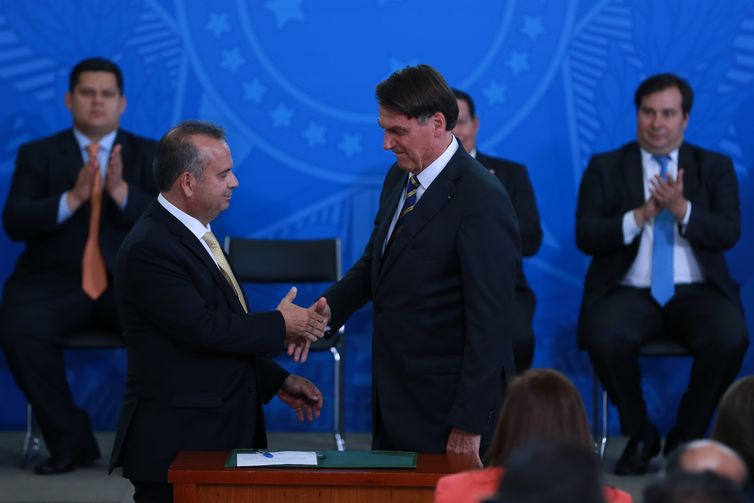 O presidente Jair Bolsonaro dá posse ao novo ministro do Desenvolvimento Regional, Rogério Marinho