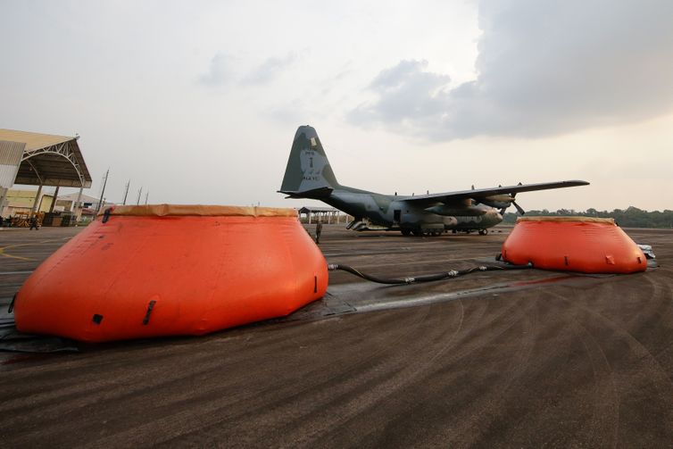  Abastecimento com água da Aeronave Hércules C-130 da Força Aérea Brasileira no combate a focos de incêndio na Amazônia.
