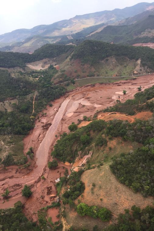 Corpo de Bombeiros/MG - Divulgação Mariana (MG) - barragem pertencente à mineradora Samarco se rompeu no distrito de Bento Rodrigues, zona rural a 23 quilômetros de Mariana, em Minas Gerais (Corpo de Bombeiros/MG - Divulgação)