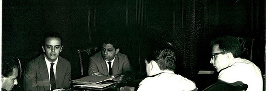 João Goulart recebe o presidente da UNE José Serra O presidente João Goulart (1961-1964) recebe o presidente da UNE José Serra