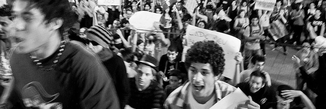Protesto contra o aumento da passagem em Porto Alegre Ato contra aumento da Tarifa na Praça Montevideu, em frente a Prefeitura de Porto Alegre no dia 27/03/2013