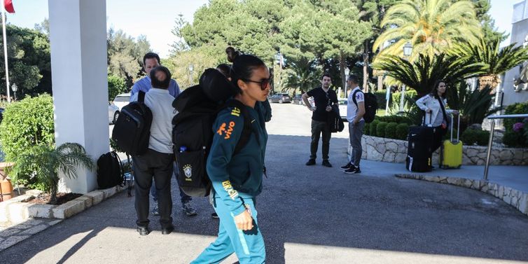 Marta chega ao hotel, onde a seleção feminina ficará hospedada na cidade de Portimão, em Portugal, onde a seleção vai se preparar até a estreia na Copa do Mundo da França