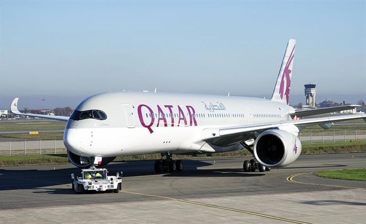 Arquivo/ Guillaume Horcajuelo / EFE/Agência Brasil A Qatar Airways desviou as rotas de seus aviões, que estão sobrevoando a Turquia e o Egito, após a crise diplomática do Catar com países árabes