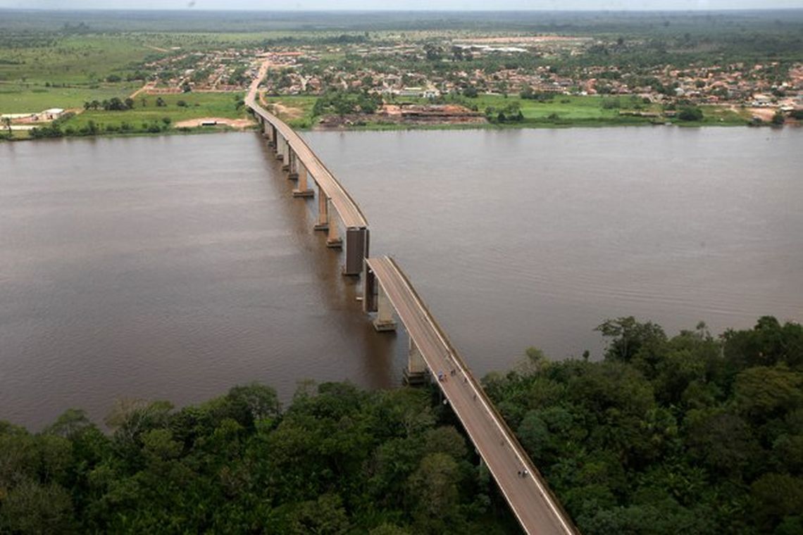 Balsa atinge pilastra e derruba ponte sobre rio que liga Belém ao interior do Pará