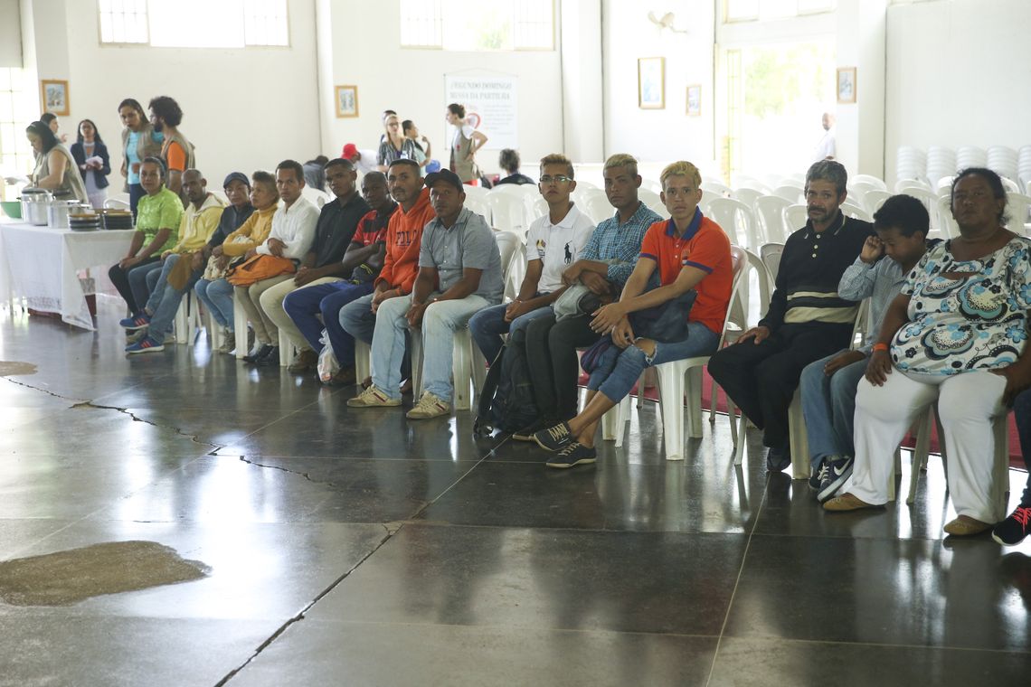 Valter Campanato/Agência Brasil Migrantes venezuelanos vindos da cidade de Boa Vista, em Roraima, são acolhidos em uma paróquia para orientações e encaminhados para casas alugadas pelo programa de integração da Cáritas Brasileira, em São Sebastião, no Distrito Federal.