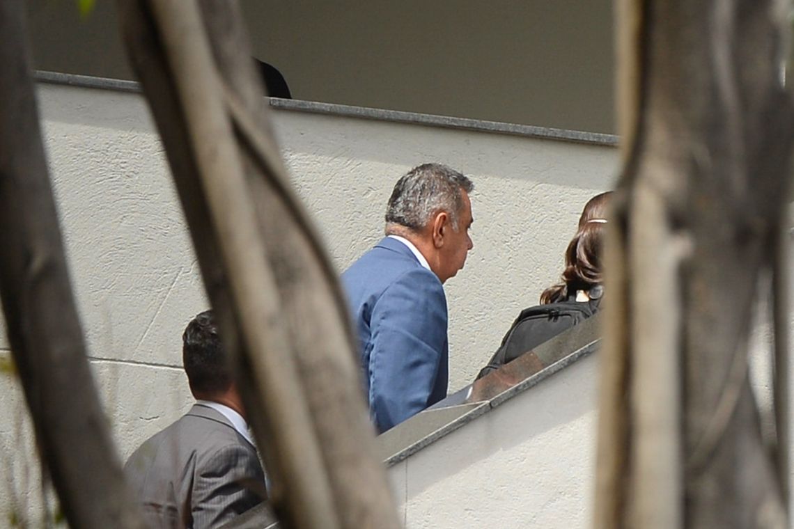 Tânia Rêgo/Agência Brasil Rio de Janeiro - O presidente da Assembleia Legislativa do Rio de Janeiro, Jorge Picciani, chega à sede da Polícia Federal, alvo de um mandado de coerção coercitiva, para prestar depoimento (Tânia Rêgo/Agência Brasil)